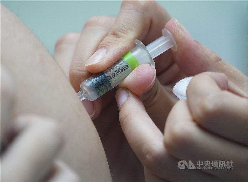 白宮宣布11月初將全面要求外國旅客打完疫苗才可入境美國。衛生福利部長陳時中9月22日表示,美國還沒宣布高端疫苗可當疫苗護照或疫苗證明的一款,會積極溝通。(中央社檔案照片)