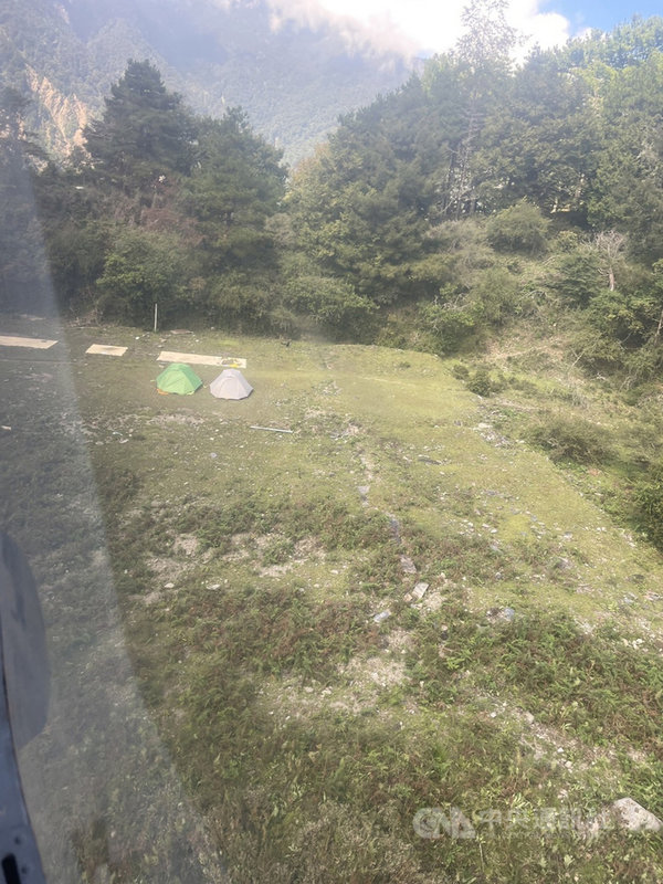 空勤總隊直升機20日載消防員救援摔傷登山客,當直升機要降落玉山園區觀高停機坪(圖),卻發現停機坪被帳篷占據,害得搜救員要「跳機」,影響搜救任務。玉管處表示,除再加強宣導,將找出行為人開罰。(民眾提供)中央社記者蕭博陽南投傳真 110年9月22日
