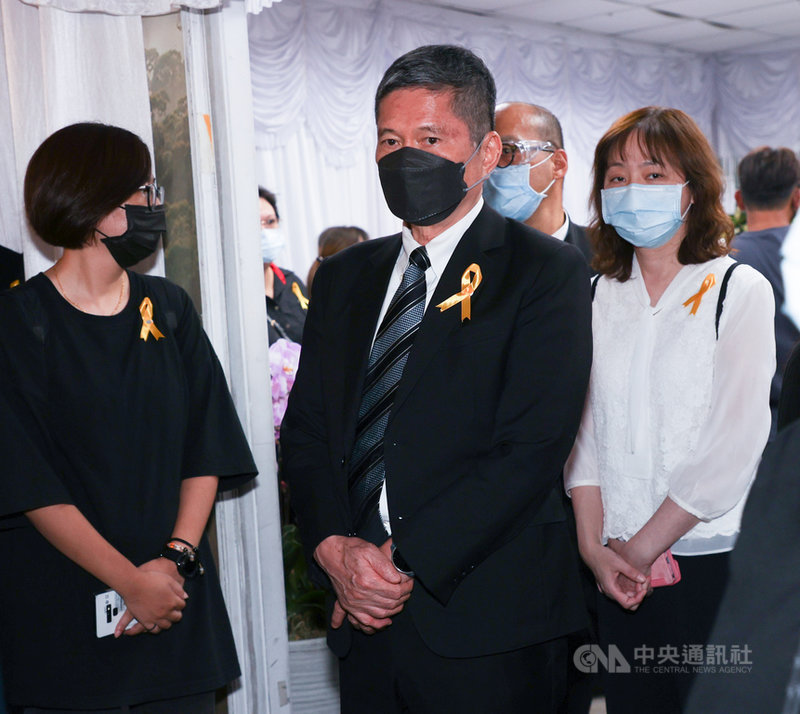金鐘視帝龍劭華14日驟逝,享壽68歲,追思告別式22日在台北市第一殯儀館景行廳舉行,文化部長李永得(前中)出席哀悼致意。中央社記者謝佳璋攝 110年9月22日