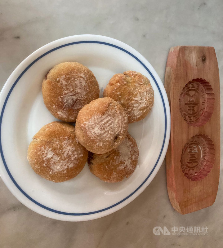 月到中秋分外明,每逢佳節倍思親,旅居利雅德台僑雖遠在萬里之外,仍以紅豆泥佐沙國椰棗泥餡料的台沙月餅慶中秋。中央社記者隋念華利雅德攝 110年9月22日