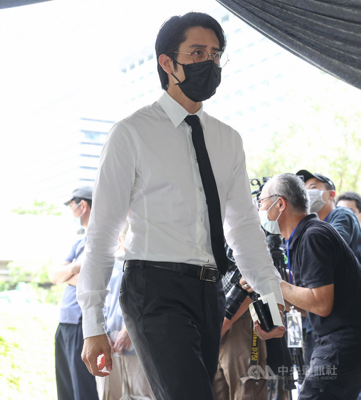 金鐘視帝龍劭華日前於高雄過世,22日下午在台北市第一殯儀館景行廳舉行追思告別式,藝人胡宇威(前)出席致哀。中央社記者謝佳璋攝 110年9月22日