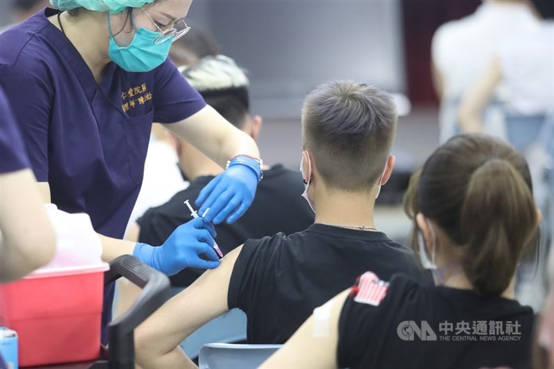 截至台灣22日晚間6時,全球至少470萬5691人死於COVID-19,至少2億2948萬2830例確診。圖為學生於校內接種BNT疫苗。(中央社檔案照片)