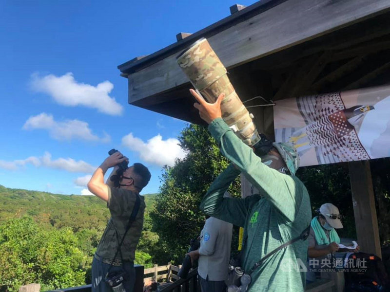 赤腹鷹過境墾丁南飛度冬正進入高峰期,根據墾管處統計,近日每天約有2萬隻赤腹鷹過境墾丁,每天都有愛鳥人士清晨到社頂公園凌霄亭賞鷹。(蔡乙榮提供)中央社記者郭芷瑄傳真 110年9月23日