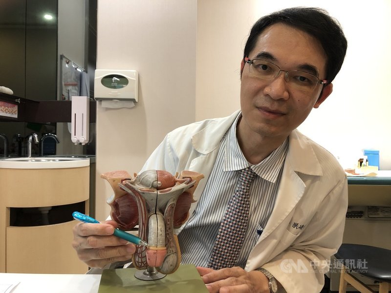 書田診所泌尿科醫師洪峻澤(圖)表示,包皮嵌塞患者通常是包皮過長合併包皮開口狹窄,一旦翻起包皮、露出龜頭後,只要沒有即時將包皮復位,包皮就會勒住龜頭冠狀溝,導致龜頭腫脹。(書田診所提供)中央社記者張茗喧傳真 110年9月23日