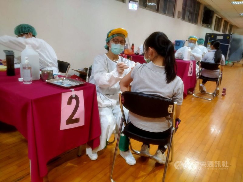 基隆市政府23日起為學生施打BNT疫苗,首日僅二信高中開打,多數學生打完疫苗後身體沒有太大反應,但有一名男學生出現暈針情形,休息後逐漸恢復,並未送醫。中央社記者王朝鈺攝 110年9月23日