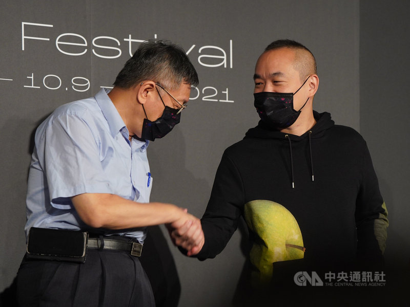 2021台北電影節23日舉行開幕記者會,開幕片「月老」監製黃立成(右)向台北市長柯文哲(左)握手致意。中央社記者徐肇昌攝 110年9月23日