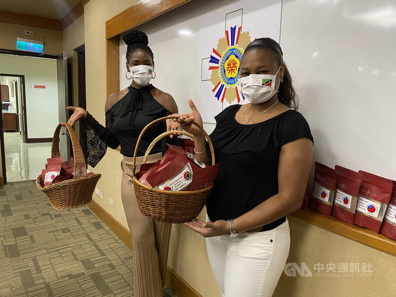 聖克里斯多福及尼維斯在台學生製作聖國傳統小吃葡萄乾卷、牛肉餡餅等,感謝醫護人員守護台灣人民及旅台外籍民眾的健康。中央社記者鍾佑貞攝 110年9月23日