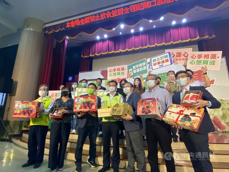 中國日前片面宣布禁止台灣釋迦及蓮霧輸入,農委會23日宣布成立「好釋連蓮」預購平台,讓支持國產鳳梨釋迦與蓮霧更便利,農委會主委陳吉仲(前中)出席鼓勵民眾多加利用、以行動支持農民。中央社記者吳欣紜攝 110年9月23日