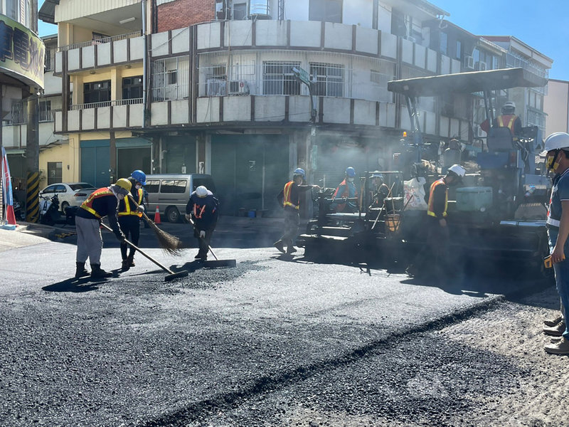 南投縣埔里鎮公所持續進行市區老舊道路改善工程,針對32條老舊道路重新刨鋪,總長約8540公尺,目前進度已過半,預計11月完工。(埔里鎮公所提供)中央社記者蕭博陽南投縣傳真 110年9月23日