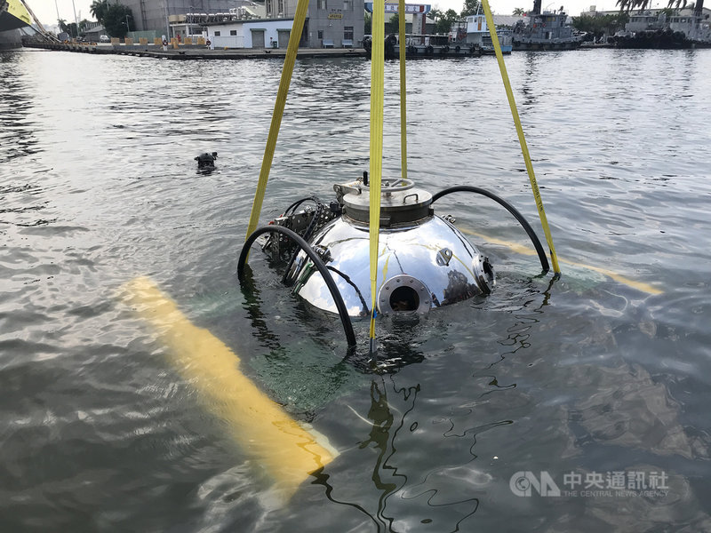 國立中山大學等共同研發「科研用水下載人載具」,日前在中信造船廠區水下5公尺完成載人入艙潛行以進行維生系統測試,這是台灣首艘邁入載人潛行探勘的「MIT迷你型潛艇」。(中山大學提供)中央社記者洪學廣傳真 110年9月23日