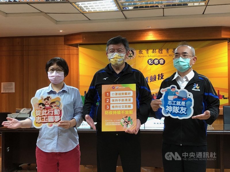 體育署推出200萬份面額新台幣500元的動滋券,22日開放登記,體育署副署長林哲宏(中)23日公布登記抽籤人數,截至下午3時止,已有632萬人登記。中央社記者黃巧雯攝 110年9月23日