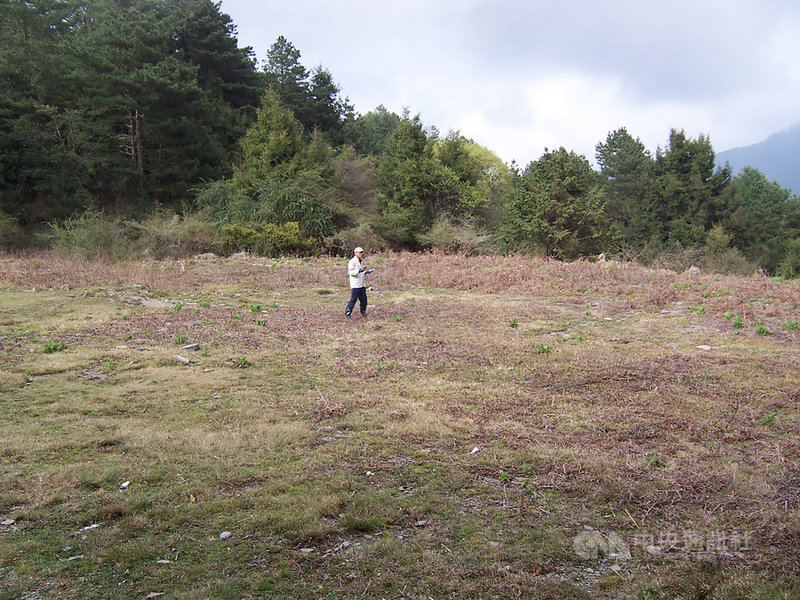 玉山國家公園管理處23日指出,占據觀高停機坪違規紮營行為的確為不良示範,停機坪是救難重要設施,不應占用,已著手配合警方追查日前宿營團隊成員,查獲除開罰新台幣3000元,也列入一年黑名單禁止入山,若違反災害防救法,再移請主管機關開罰。圖為觀高簡易停機坪。(玉管處提供)中央社記者蕭博陽南投縣傳真 110年9月23日