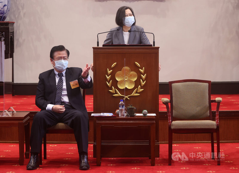 總統蔡英文(右)23日在總統府接見第3屆品牌金舶獎得獎企業,中華民國全國商業總會理事長許舒博(左)向蔡總統介紹得獎企業主。中央社記者鄭傑文攝 110年9月23日