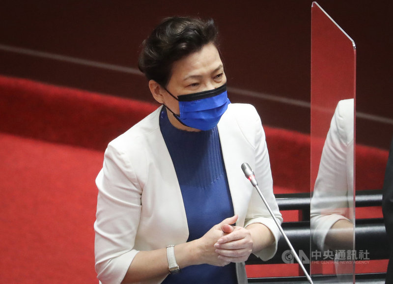振興五倍券22日起開放數位及共同綁定,不過有許多民眾反映留錯個資,盼有補救機會;經濟部長王美花23日列席立法院院會前受訪表示,經濟部已請關貿處理修正,預計下週會在網站開放讓民眾更正個人資料。中央社記者王騰毅攝 110年9月23日