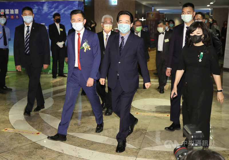 副總統賴清德(前右2)23日在台北出席「2021國家卓越建設獎頒獎典禮」,與新竹市長林智堅(前右3)一同進入會場。中央社記者張新偉攝 110年9月23日