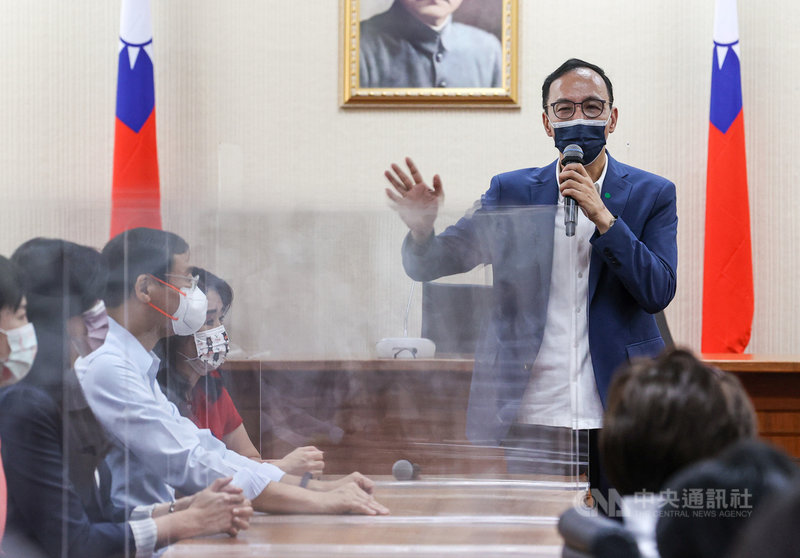 國民黨主席選舉進入最後衝刺,候選人朱立倫(右)23日上午前往立法院拜會多名國民黨籍立委;朱立倫表示,他參選最大的目標,就是要讓國民黨越來越團結。中央社記者鄭清元攝 110年9月23日