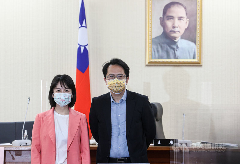 立法院23日舉行新會期8個常設委員會召委選舉,經濟委員會由民進黨立委邱志偉(右)、國民黨立委謝衣鳯(左)當選召委。中央社記者鄭清元攝 110年9月23日