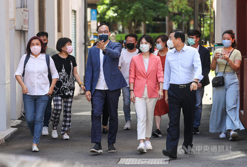 國民黨主席候選人朱立倫(前左2)23日上午前往立法院拜會國民黨立委,立委曾銘宗(前右起)、謝衣鳯等陪同朱立倫走到會議室。中央社記者鄭清元攝 110年9月23日