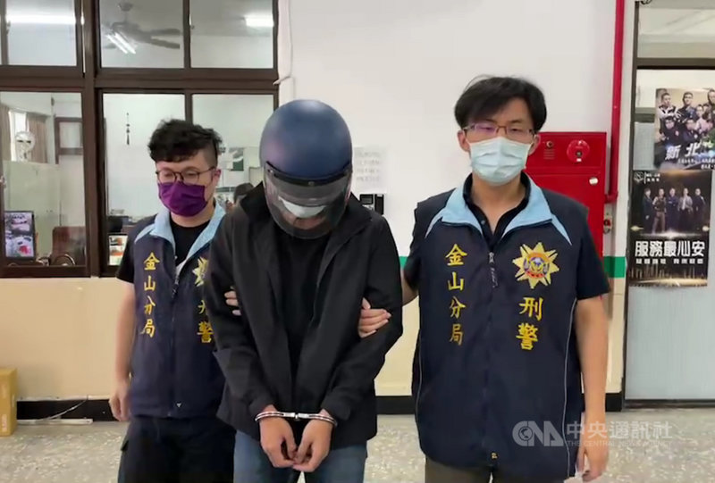 新北市一名婦人接到詐騙電話後赴石門農會提領新台幣60萬元,行員發覺有異報警,金山警分局到場埋伏,趁車手劉姓男子(中)現身時逮人,詢後依詐欺罪嫌移送士林地檢署偵辦。(讀者提供)中央社記者王朝鈺傳真 110年9月23日
