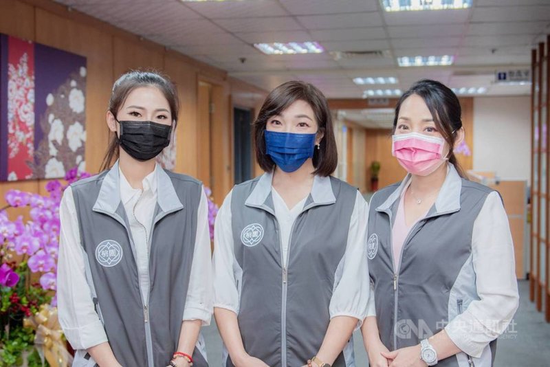 桃園市政府新增3名女性副發言人,分別為新聞處專門委員吳安琪(中)、市府參議王珮毓(右)、經發局招商科專員卓芷戎(左),盼強化市民溝通。(桃園市政府提供)中央社記者葉臻傳真 110年9月23日