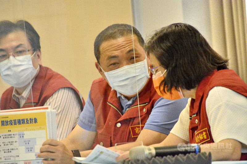 新北市長侯友宜(中)23日在疫情說明會表示,24日起恢復防疫2級警戒,持續至10月4日,並開放露營場,風景區人潮控管鬆綁至容流量的8成。中央社記者黃旭昇新北攝 110年9月23日