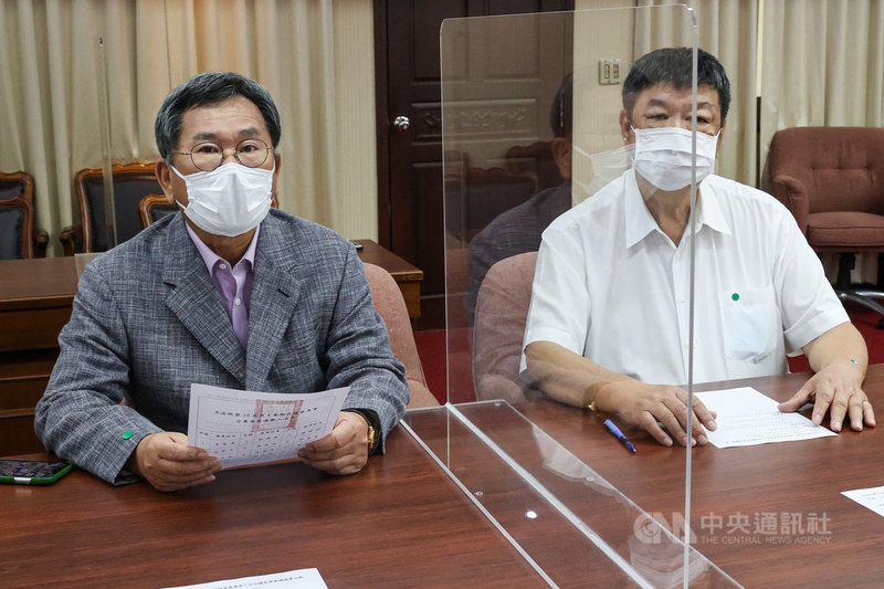 立法院23日舉行新會期8個常設委員會召委選舉,交通委員會在投票後選出國民黨立委陳雪生(右)、民進黨立委陳明文(左)擔任召委。中央社記者鄭清元攝 110年9月23日