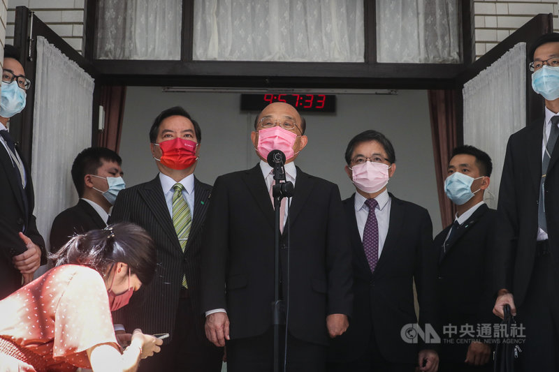 振興五倍券22日開放數位綁定及8大部會加碼券抽籤登記;行政院長蘇貞昌(前中)23日上午在立法院會前接受媒體聯訪表示,昨天有1300萬人進入五倍券網站,其中有250萬人完成綁定,五倍券大受歡迎。中央社記者王騰毅攝 110年9月23日