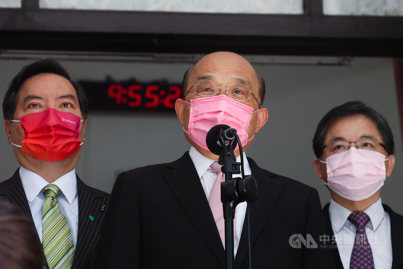 立陶宛政府宣布將再度捐贈AZ疫苗給台灣,行政院長蘇貞昌(中)23日在立法院受訪表示,感謝友我國家一再贈送疫苗給台灣,從立陶宛的作法可以看出,中國橫加壓力沒有效。中央社記者王騰毅攝 110年9月23日