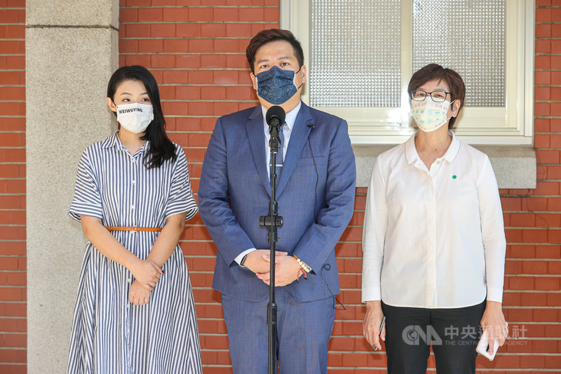 立法院第10屆第4會期23日舉行8個常設委員會召委選舉,被視為關鍵少數的台灣民眾黨立法院黨團上午開完黨團大會後,由立委邱臣遠(中)、蔡壁如(右)、高虹安(左)一同舉行記者會,說這次民眾黨團會將票投給自己。中央社記者鄭清元攝 110年9月23日