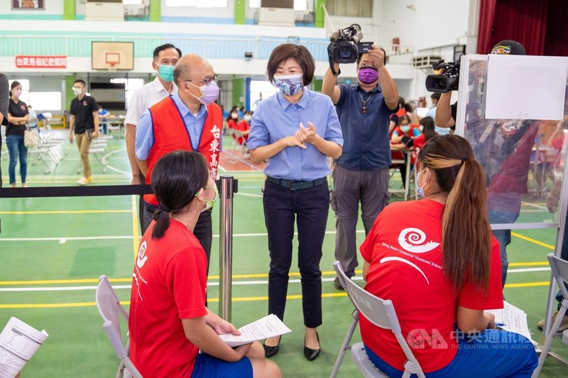 台東縣23日安排高中職學生施打BNT疫苗,縣長饒慶鈴(圖中)到台東高商視察學生疫苗接種狀況,並向現場醫護人員表達感謝。(台東縣政府提供)中央社記者李先鳳傳真 110年9月23日