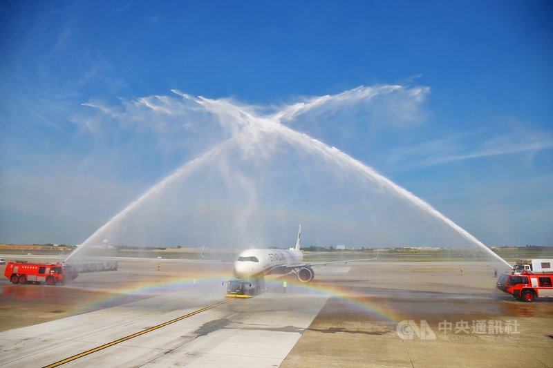星宇航空23日開航新加坡,首航的JX731班機於上午9時20分起飛,桃園國際機場也依慣例為新航線首航進行灑水儀式。中央社記者吳睿騏桃園機場攝 110年9月23日