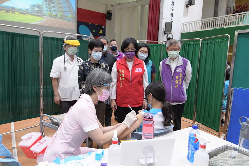 衛生福利部和教育部規劃安排年滿12歲至未滿18歲青少年接種輝瑞BNT疫苗,彰化縣長王惠美(紅背心者)23日特別前往田中高中了解疫苗接種情形。(彰縣府提供)中央社記者吳哲豪傳真 110年9月23日
