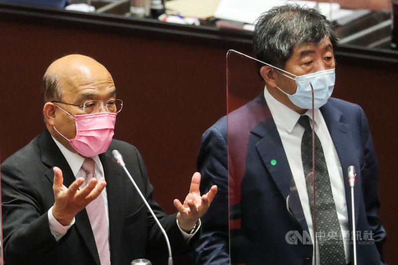 台灣民眾黨立委邱臣遠23日在立法院會質詢時要求衛福部長陳時中(右)為「3+11」決策下台負責,行政院長蘇貞昌(左)指出,要叫長期認真的陳時中下台是不對的。中央社記者王騰毅攝 110年9月23日