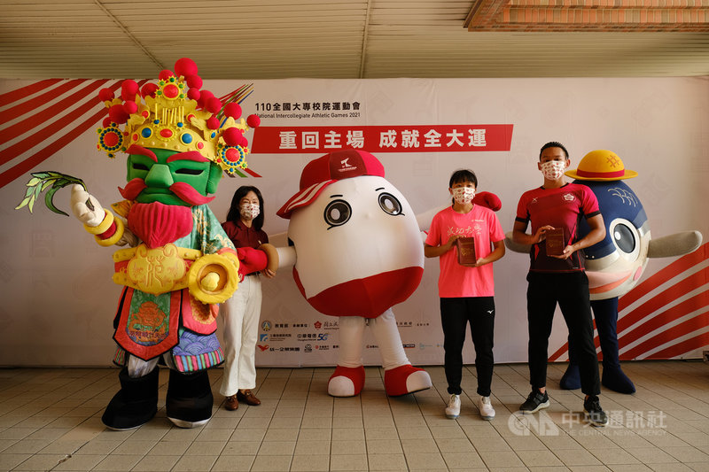 110年全國大專校院運動會今年5月因疫情停辦,目前已敲定10月1日至5日間復辦6項賽事,成功大學23日在光復校區舉辦復辦祈福儀式,祝福賽事圓滿成功,並致贈選手祈福鹽。(成功大學提供)中央社記者張榮祥台南傳真 110年9月23日