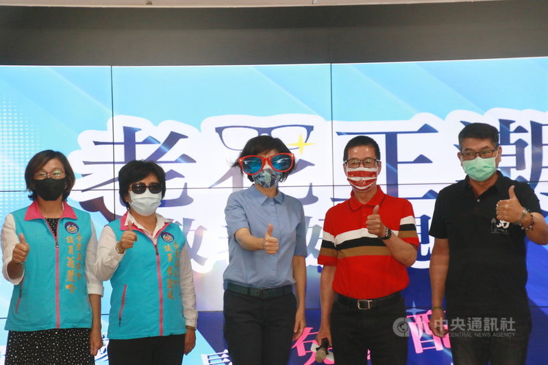 台東縣政府近年辦理「老花正潮」敬老好視力專案,縣長饒慶鈴(中)23日宣布,將投入預算新台幣200萬元,加碼擴大為60歲以上長者免費配老花眼鏡,守護更多長者的視力健康。(台東縣政府提供)中央社記者李先鳳傳真 110年9月23日