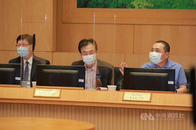新北市政府23日舉行「新北市產業發展諮詢委員會」會議,市長侯友宜(右)、副市長劉和然(中)等出席,與工商界大老就疫後產業發展策略交換意見。中央社記者王鴻國傳真 110年9月23日