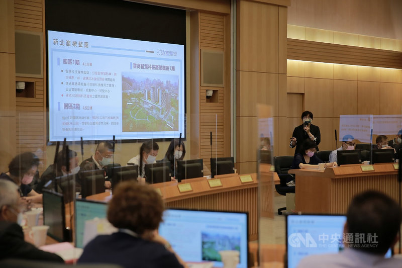 新北市政府23日召開「新北市產業發展諮詢委員會」,經發局長何怡明(後右立者)會中說明疫情期間新北防疫紓困作為、振興方案及疫後產業發展策略中央社記者王鴻國傳真 110年9月23日