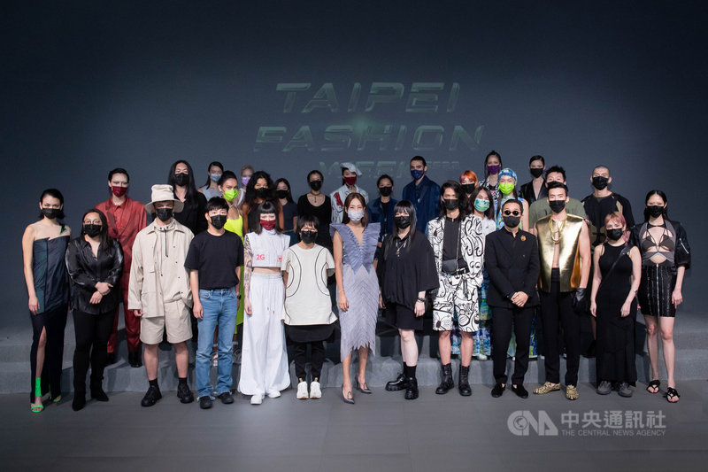2021台北時裝週SS22將於10月實體、線上同步展開,23日舉行展前記者會,邀請藝人賈永婕(前排左7)出席,與服裝設計師、模特兒們合影。(文化部提供)中央社記者王寶兒傳真 110年9月23日