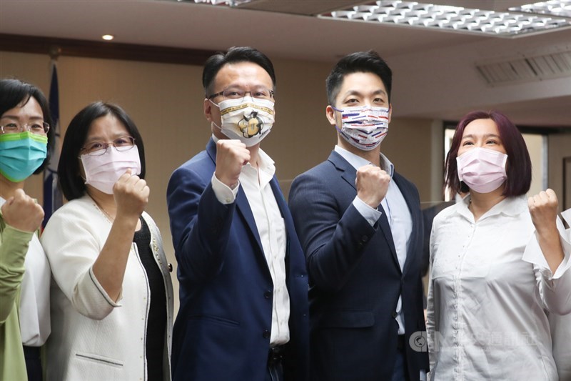 立法院社會福利及衛生環境委員會23日選出新會期召委,投票結果由國民黨立委蔣萬安(右2)、民進黨立委莊競程(中)當選召委,藍綠各拿1席。中央社記者王騰毅攝 110年9月23日