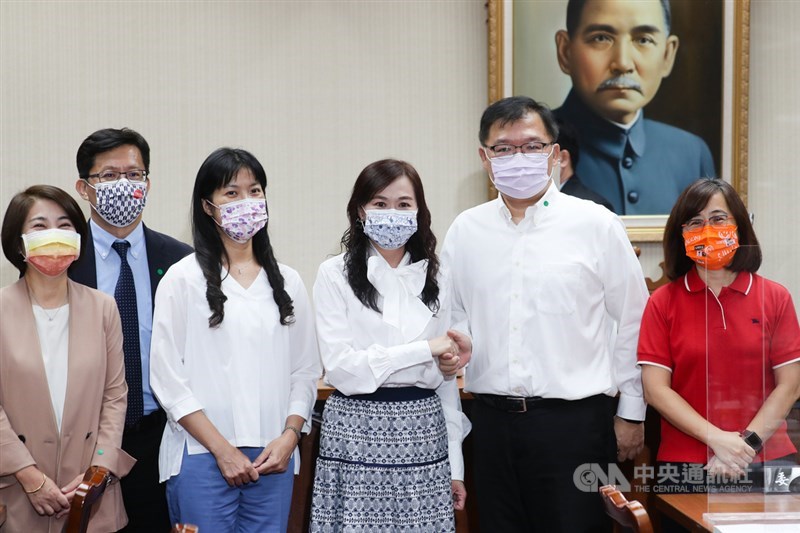 立法院23日舉行新會期8個常設委員會召委選舉,教育及文化委員會透過推舉的方式產生召委,結果由民進黨立委林宜瑾(右3)和國民黨立委李德維(右2)擔任召委。中央社記者王騰毅攝 110年9月23日