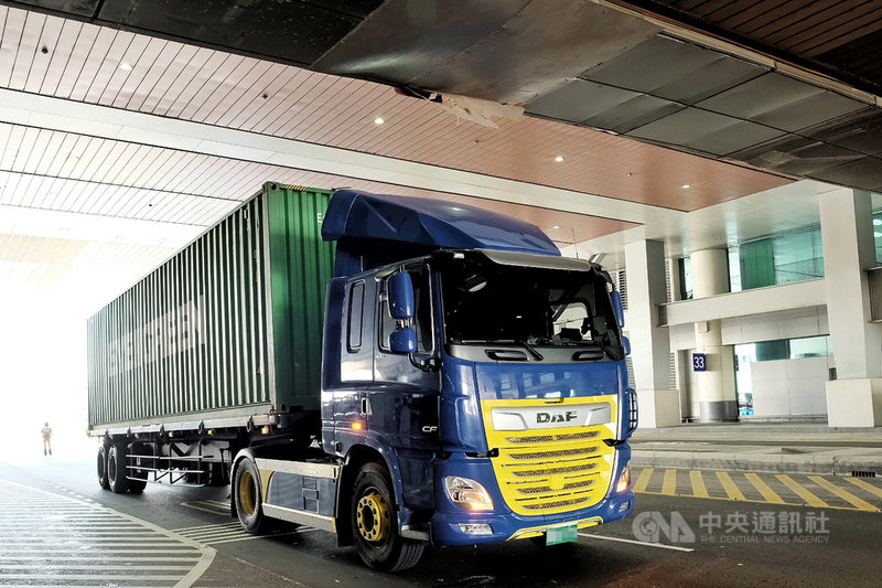 一輛營業貨櫃曳引車23日上午疑未注意桃園國際機場園區路段限高,擦撞第2航廈登機通廊跨越橋下方裝飾板,桃機公司表示,初步研判跨越橋結構主體未受損。中央社記者吳睿騏桃園機場攝 110年9月23日