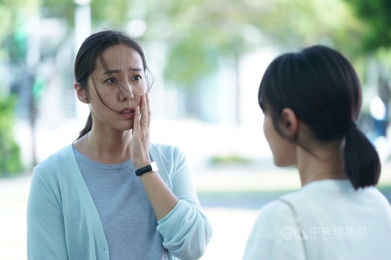 影集版「比悲傷更悲傷的故事」邀來金馬獎最佳女配角張詩盈(左)詮釋K媽,演員王淨在劇中狠賞要K媽巴掌。(Netflix提供)中央社記者葉冠吟傳真 110年9月23日