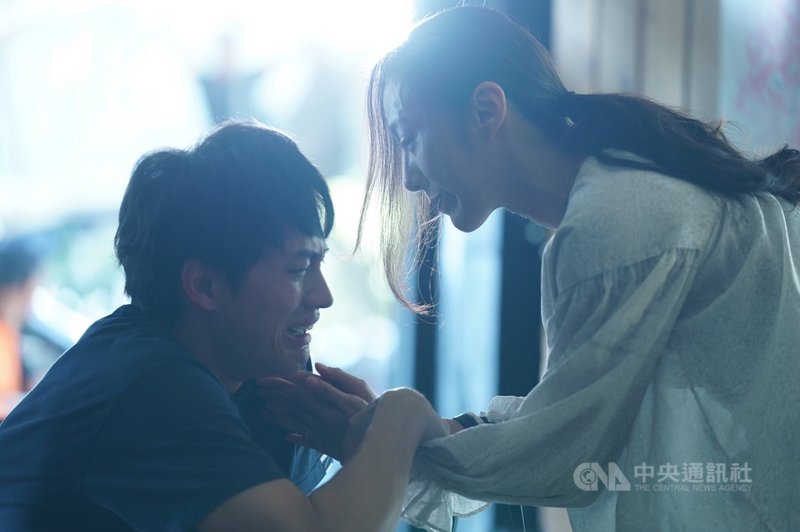 演員范少勳(左)出演影集版「比悲傷更悲傷的故事」,詳細交代電影版未多著墨的K與Cream家人間恩怨糾葛,更邀金馬獎最佳女配角張詩盈(右)詮釋K媽,和兒子范少勳對戲首次就爆哭。(Netflix提供)中央社記者葉冠吟傳真 110年9月23日