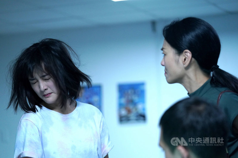 演員王淨(左)主演影集版「比悲傷更悲傷的故事」,獻出螢幕被打巴掌處女秀。(Netflix提供)中央社記者葉冠吟傳真 110年9月23日