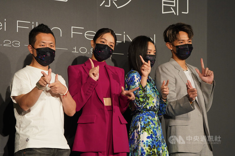 2021台北電影節開幕片「月老」改編九把刀創作的同名小說,並由九把刀(左起)執導,他23日率演員宋芸樺、王淨、柯震東出席台北電影節開幕記者會。中央社記者徐肇昌攝 110年9月23日