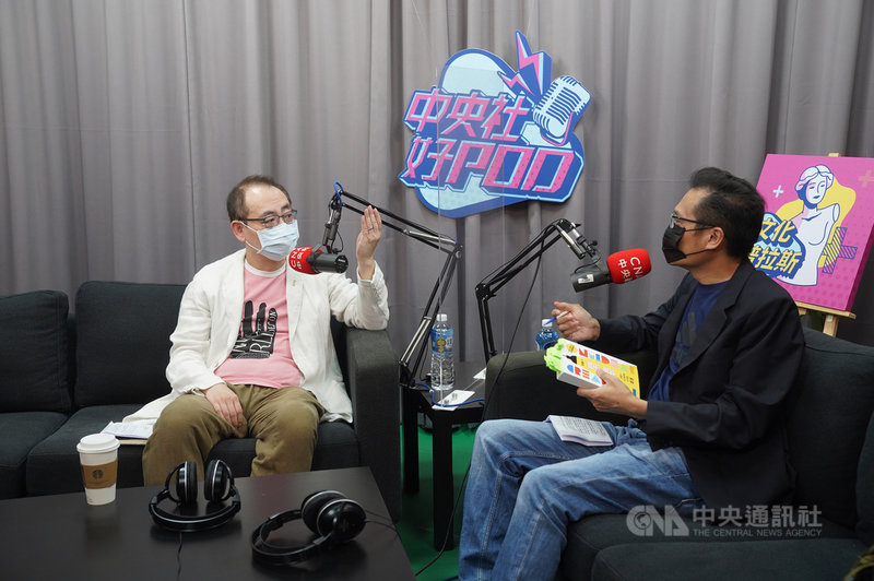 資深出版人、格林文化發行人郝廣才(左)23日受邀擔任中央社Podcast節目「文化普拉斯」來賓,暢談創意的重要性,呼籲政府面對一些大膽提案要大膽接受,不要害怕太有創意的事。 中央社記者徐肇昌攝 110年9月23日