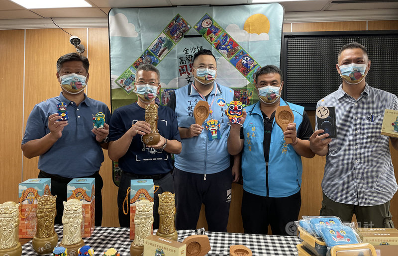 金門縣觀光處長丁健剛(中)、金沙鎮長吳有家(左2)等人23日宣布「高粱老街風獅爺文化季」開跑,邀請民眾來尋找全縣101尊風獅爺。中央社記者黃慧敏攝 110年9月23日