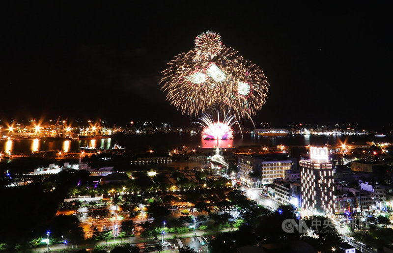 2021年高雄國慶焰火秀相關細節23日上午公布,高雄市府並於晚間7時首度進行3分鐘試射,成功施放最大8吋的270發焰火彈,在黑色夜空中劃出動人光芒。中央社記者董俊志攝 110年9月23日
