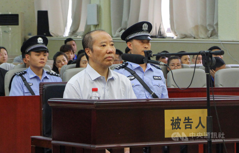 中國貴州省貴陽市中級法院23日一審公開宣判貴州茅台集團前董事長袁仁國受賄案,他因為收賄人民幣1.129億餘元(約新台幣4.84億元),被判處無期徒刑。圖為2019年9月6日,袁仁國一審出庭。(中新社資料照)中央社 110年9月23日