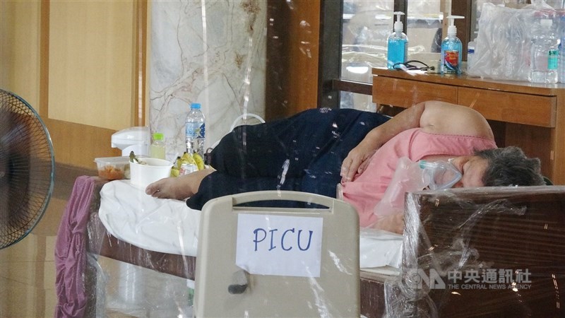 包括印尼、泰國和越南等政府正試圖重新開放邊界來重振經濟,不過專家擔心,疫苗接種率低可能為疫情帶來災難性的結果。圖為泰國染疫民眾住進寺廟設立的隔離中心。(中央社檔案照片)